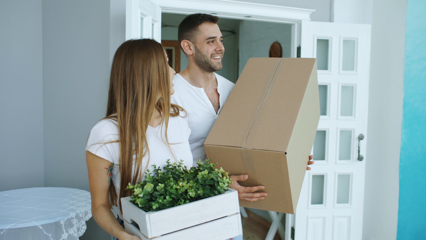 Couple avec des cartons lors d'un déménagement